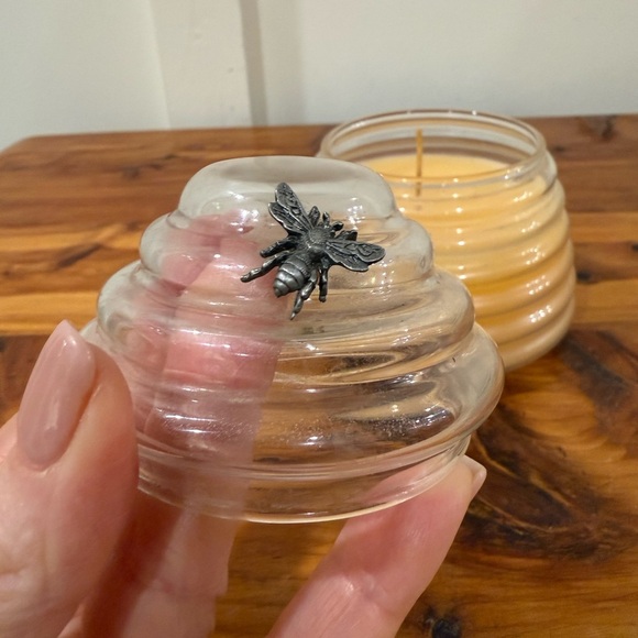 NEW Vintage PartyLite Beehive Shaped Honey Scented Candle with Bee Accent - Picture 2 of 5